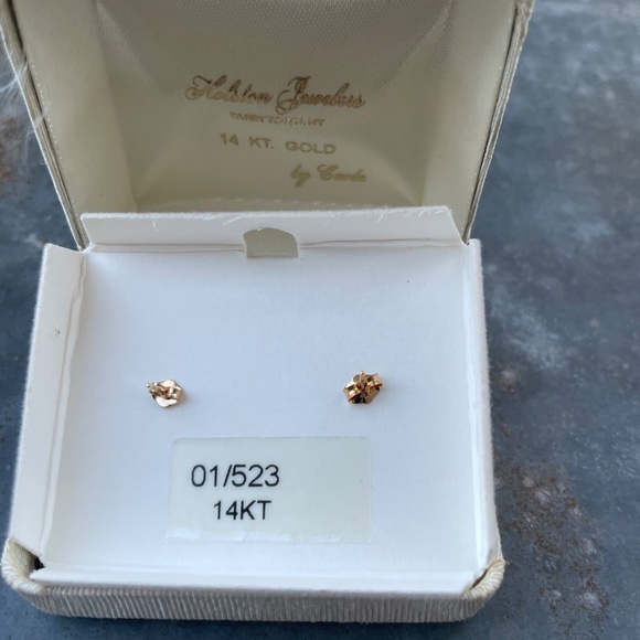 14k Gold Cameo Stud Earrings 1.48g - Picture 2 of 4
